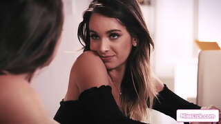 ĸ�满的占主导地位的老板想要见她紧密的黑发女雇员活泼的奶子,如果她想让她的工作。她她在她的膝盖舔她的阴部