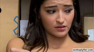 Запален Службеник конечно добива шанса да го ебам Емили Вилис во кучешки