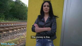 Offentlige Agent Hot Babe Knepper for Penge på Togstationen. Offentlige Agent Hot Babe Knepper for Penge på Togstationen.