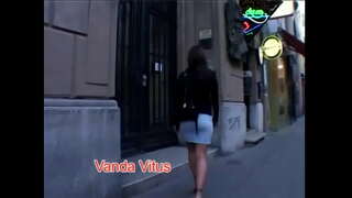 Brown ang buhok kagandahan si Sarah Asul na may natural na suso, suso, sa lahat ng mga posisyon