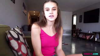 Моя сводная сестра узнала, что ее парень изменял ей, и чтобы отомстить ему, попросила меня трахнуть ее и разрешить ей сделать нам фотографии - Элли Айдол