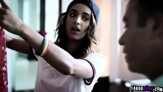 Chad cerdded i mewn i&#039;r familys tŷ presennol mewn llaw Gwrandawiad iddo fynd i mewn