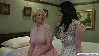 Грудастая аққұбалар навещает құрбысын брюнетку, және олар бастайды, сөйлеу мөлшері туралы өз сисек.Осыдан кейін олар қозғалады бастайды целовать бір-бірін.Бұдан әрі оның құрбысы сорады, оның сиськи және еліміздегі дипломатиялық қызметіне табыс тіледі оның киску.Бар ол сол өзінің құрбысымен.