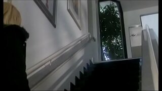 &#039;N bert poeth a demtasiwn babe melyn gyda jygiau mawr Brittney Skye gwneud dude cymryd cawod i ddrilio ei